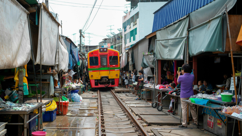 EXCURSIONES POR BANGKOK - MERCADO FLOTANTE DE DAMNOEN SADUAK Y MERCADO DEL TREN DE MAE KLONG