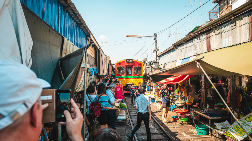 EXCURSIONES POR BANGKOK - MERCADO FLOTANTE DE DAMNOEN SADUAK Y MERCADO DEL TREN DE MAE KLONG