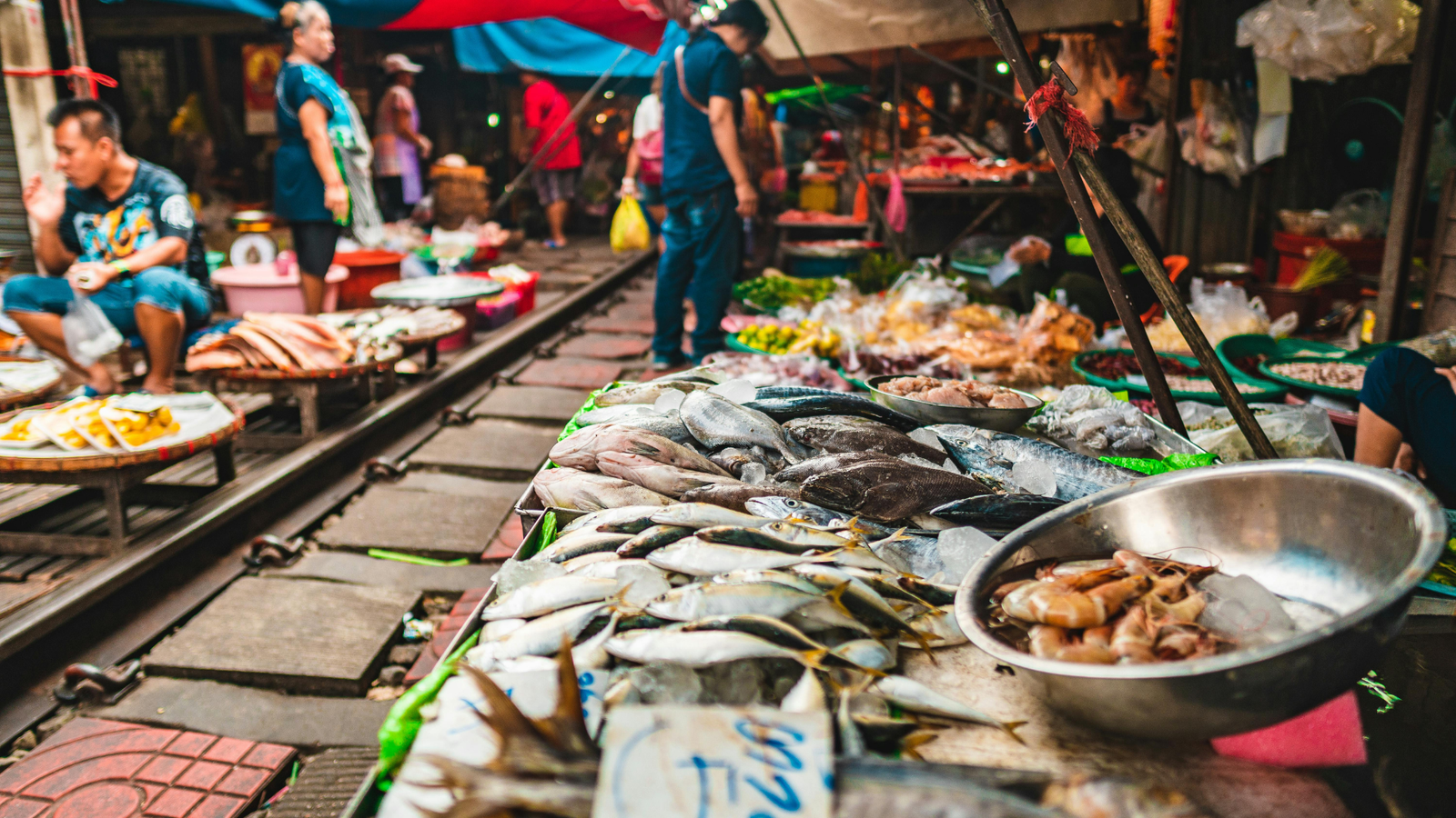 EXCURSIONES POR BANGKOK - MERCADO FLOTANTE DE DAMNOEN SADUAK Y MERCADO DEL TREN DE MAE KLONG
