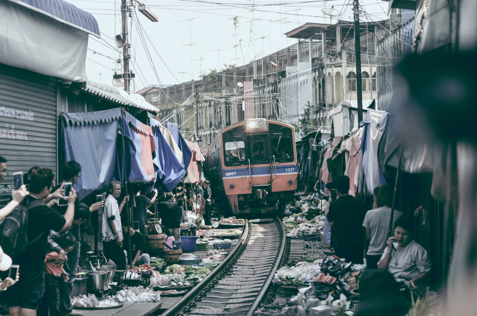MERCADO FLOTANTE de DAMNOEN SADUAK y MERCADO del TREN de MAE KLONG - Excursiones por Bangkok en Español