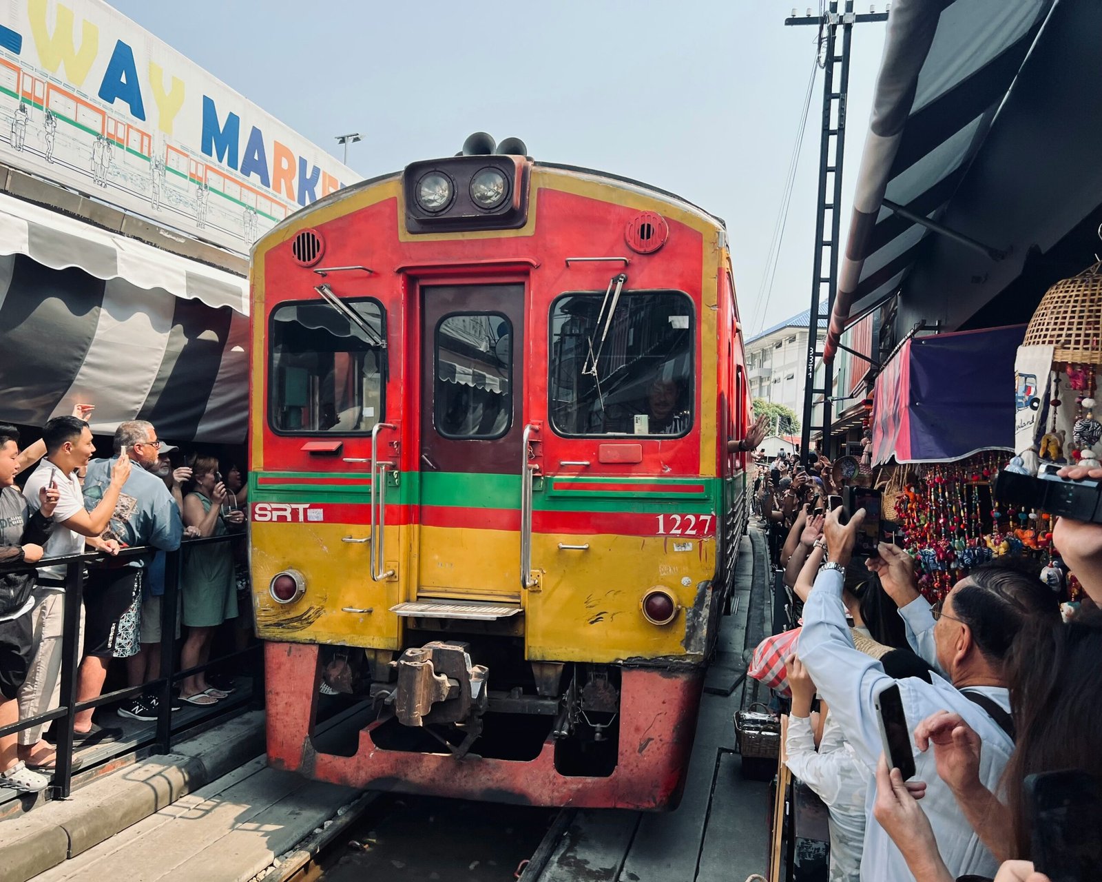 MERCADO FLOTANTE de DAMNOEN SADUAK y MERCADO del TREN de MAE KLONG - Excursiones por Bangkok en Español